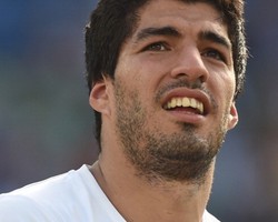 Bukan Diingat Jadi Tukang Cetak Gol, Suarez Lebih Dikenal Sebagai Tukang Gigit