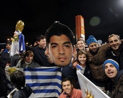 Suarez Dihukum Berat, Kenapa Liverpool Kena Getahnya?