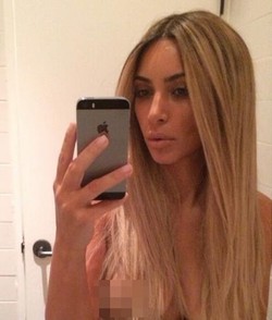 Selfie, Payudara Kim Kardashian Mengintip