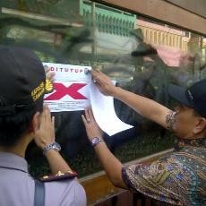 Tak Ada Perlawanan, Satu Wisma di Dolly Resmi Ditutup Satpol PP
