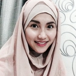 Gaya Berhijab ala Ayu Ting Ting