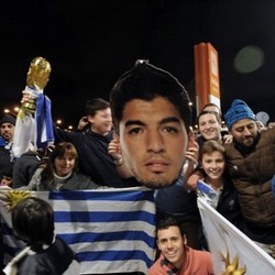 Suarez Dihukum Berat, Kenapa Liverpool Kena Getahnya?