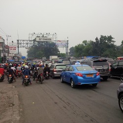 Pasar Tumpah di Cibinong, Jl Raya Jakarta-Bogor Macet Sejak Pagi-Sore