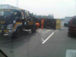 Truk Terguling di Tol Cikunir, Lalin ke Cikampek Macet 2 Km