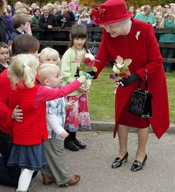 Ratu Elizabeth II Gemar Pakai Sepatu dengan Model yang Sama Selama 50 Tahun