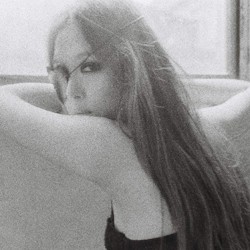 Sulli f(x) Misterius dan Seksi di Teaser Foto Comeback