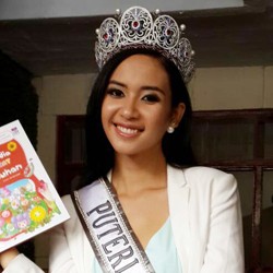 Dihadiahi Lukisan Mozaik, Puteri Indonesia 2014 Sumringah