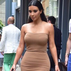 Ini Gaun Paling Ketat Kim Kardashian