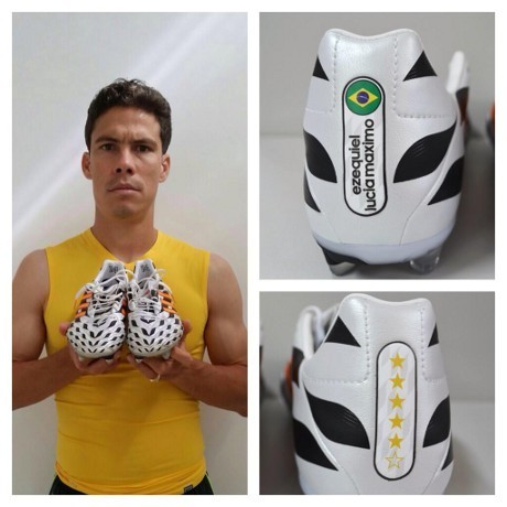 Hernanes Dapat Sepatu Spesial Jelang Lawan Chile