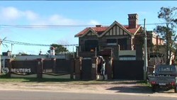 Suarez Menampakkan Diri di Balkon Rumahnya