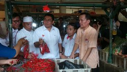 Kampanye di Pasar Pulogadung dan Klender, Fadli Zon Ditemani Sejumlah Artis