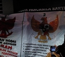 Pendukung Jokowi-JK Gelar Spanduk Sindir Garuda Merah