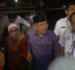 Ditemani Istri, Jusuf Kalla Tiba di Lokasi Debat