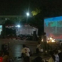Relawan Buruh Indonesia Nonton Bareng Debat Cawapres di Tugu Proklamasi