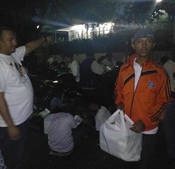 Ratusan Pendukung Prabowo-Hatta Buka Puasa di Lokasi Debat