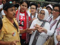 Istri JK Blusukan ke Pemukiman Pemulung