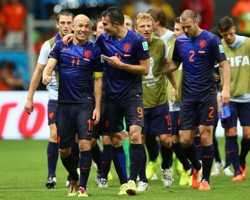 Pertarungan Dua Tim dengan Skema Sama