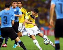 Pertahanan Rapat Uruguay Ditembus Aksi Brilian James Rodriguez