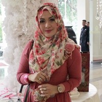 So Sweet! Eddies Adelia Bawa Bunga dan Cupcake untuk Suami di Rutan