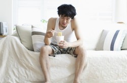 6 Cara Sahur a la Anak Kosan, Beli di Warung sampai Masak yang Instan