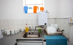 Wastafel Dapur Mulai Bau dan Kotor? Bersihkan dengan Cara Praktis Ini