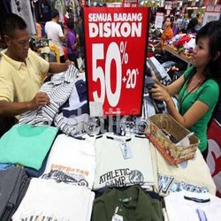 Tunggu THR, Konsumen Belanja Baju Lebaran H-14