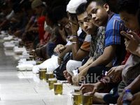 Ribuan Warga Buka Puasa di Istiqlal