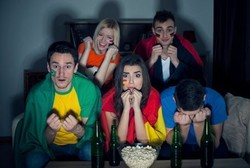 Begadang Nonton Bola Lebih Sehat dengan Kacang