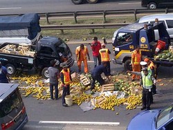 Mobil Boks Kecelakaan di Tol Bintara, Banyak Sopir Punguti Buah Berserakan