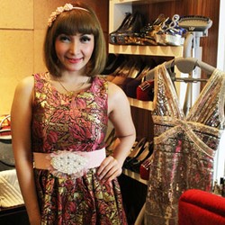 Mengintip Ruang Kaca Roro Fitria Yang Penuh Barang Koleksinya