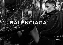 Pose untuk Balenciaga, Gisele Bundchen Tampil dengan Rambut Super Pendek