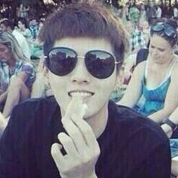 Wu Yifan Ganteng Berkacamata Hitam di Praha