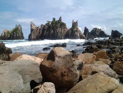 Dahsyatnya Batu Karang di Batu Layar Lampung