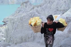 Belajar Mensyukuri Hidup dari Penambang Belerang di Ijen