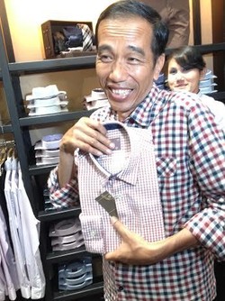Blusukan dari Pasar ke Mal, Jokowi Incar Suara Kalangan Bawah Hingga Atas