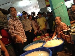 Kampanye, Jokowi Bagi-bagi Kaos di Pasar Pondok Labu