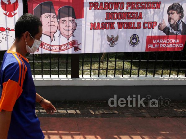 Logo PSSI di Spanduk Prabowo-Hatta