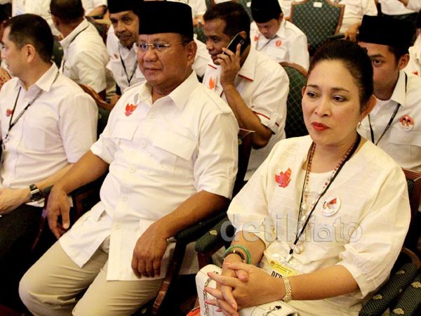 Prabowo dan Titiek Soeharto Duduk Berdampingan