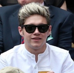Niall Horan  One Direction Dilempar Sepatu di Amsterdam