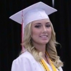 Cantiknya Hailie, Putri Eminem yang Jadi Lulusan Terbaik Sekolah