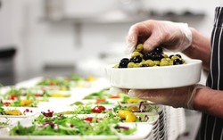 California Resmi Tidak Wajibkan Penggunaan Sarung Tangan di Dapur Restoran