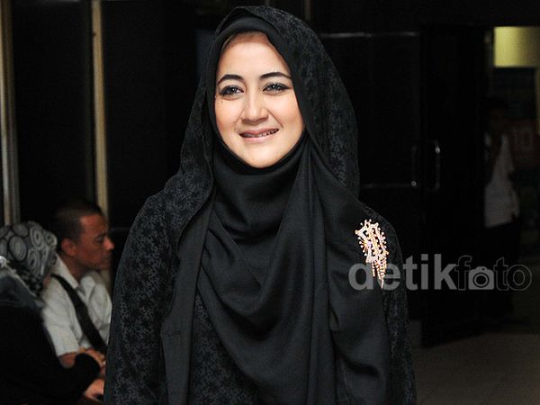 Tampil Serba Hitam, Pipik Sambangi Polres