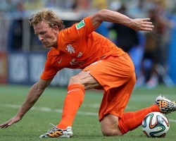 Di Caps ke-100, Kuyt Bermain di 3 Posisi
