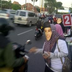 Pendukung Prabowo dan Jokowi Bagi Takjil Bareng