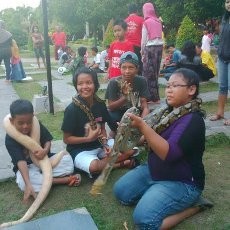 Ular Dijadikan Dolanan Anak Banyuwangi Sambil Menunggu Buka Puasa