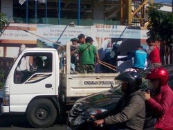 Ribuan Atribut Kampanye Capres di Bandung Diturunkan