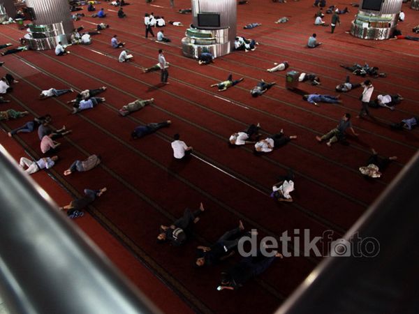 Melepas Lelah di Masjid Istiqlal