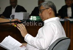 Hakim Minta Duit dan Mobil-mobil Ini Dikembalikan ke Akil Mochtar