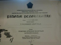 Usai Lapor Kekayaan, JK Serahkan Piagam Penghargaan Wajib Pajak