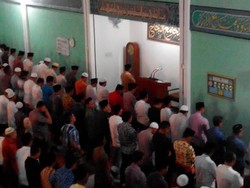 Terlambat ke Ponpes Al Khairiah Banten, Jokowi Buka di Jalan